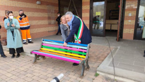 Sindaco e Dirigente Scolastica inaugurano la panchina della pace